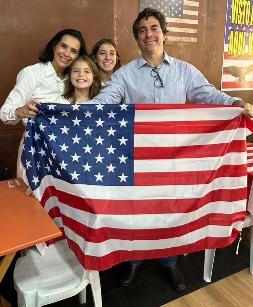 Família com a bandeira americana