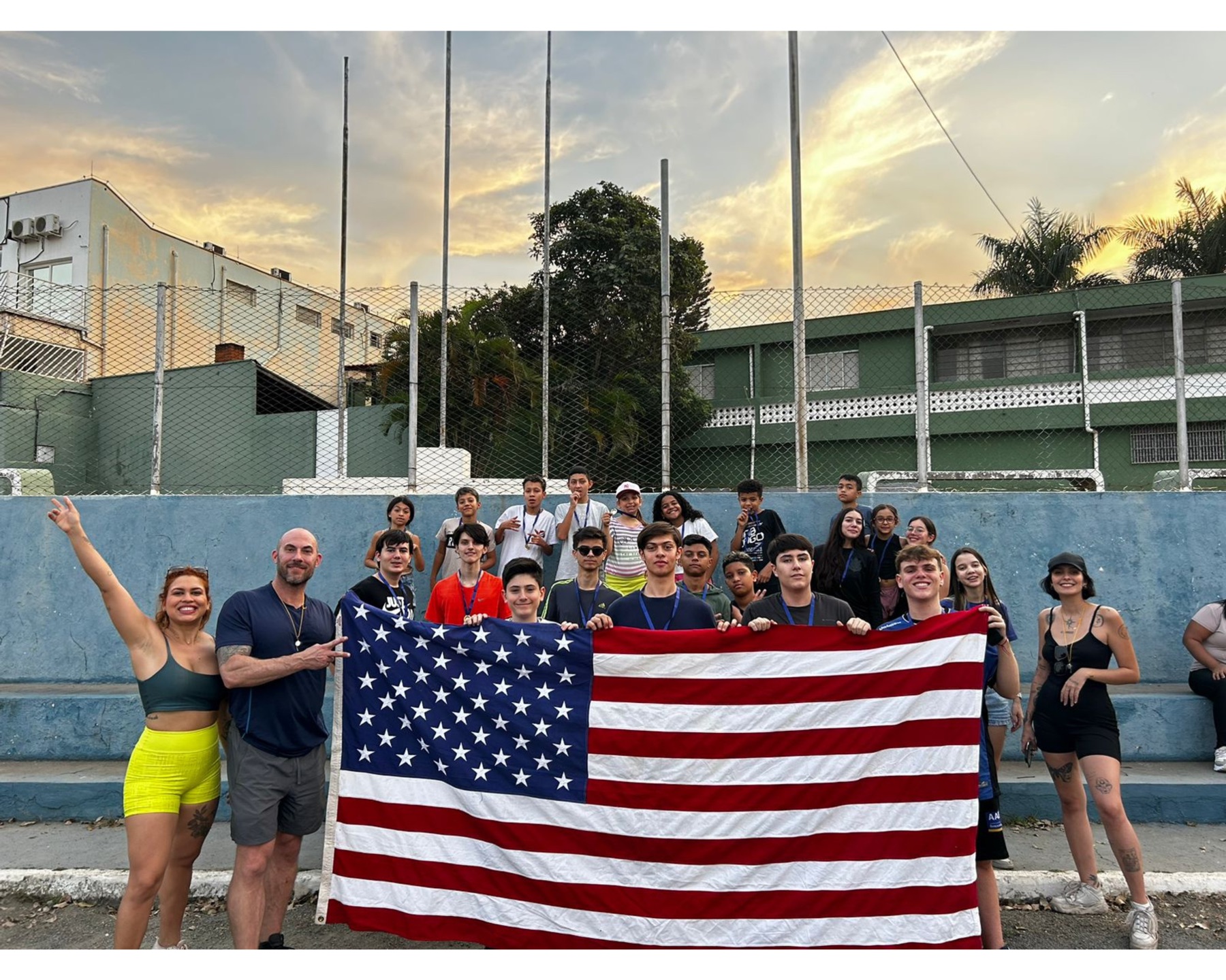 Alunos com a bandeira americana