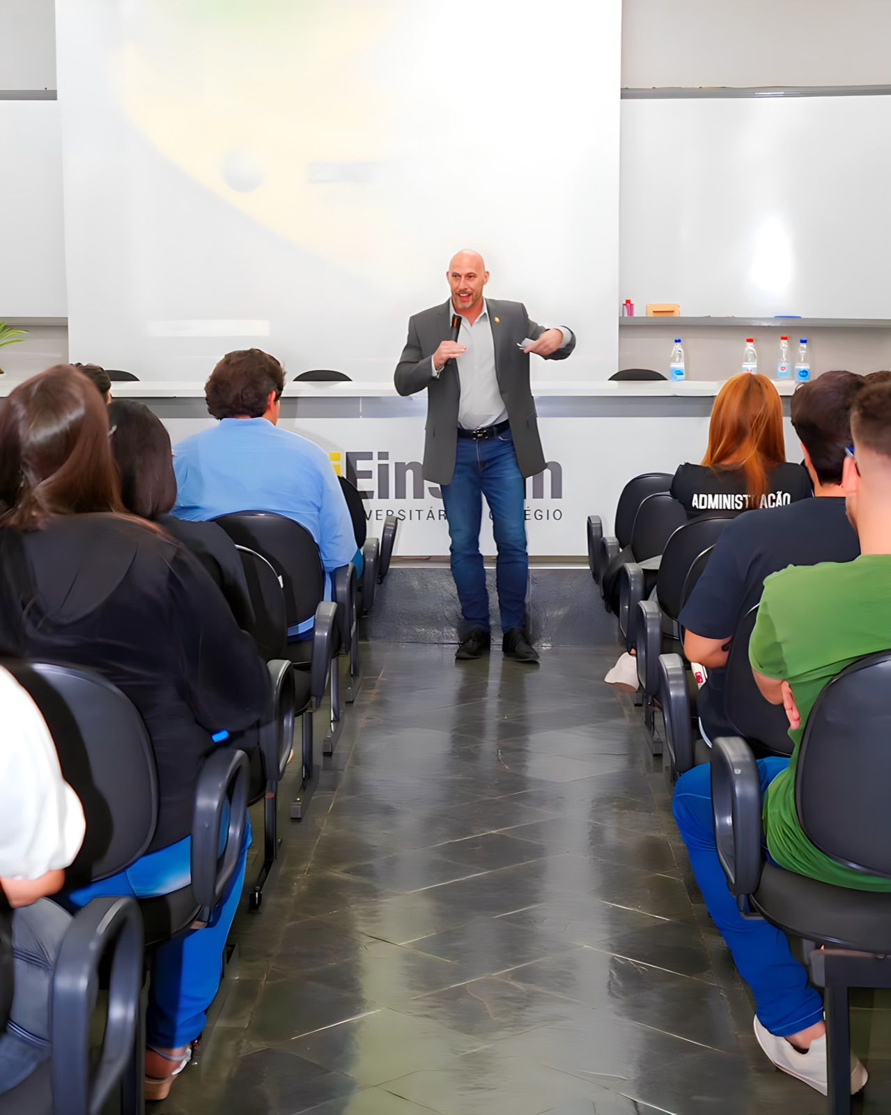 Johnny Walker Garner conduzindo palestra em inglês para profissionais